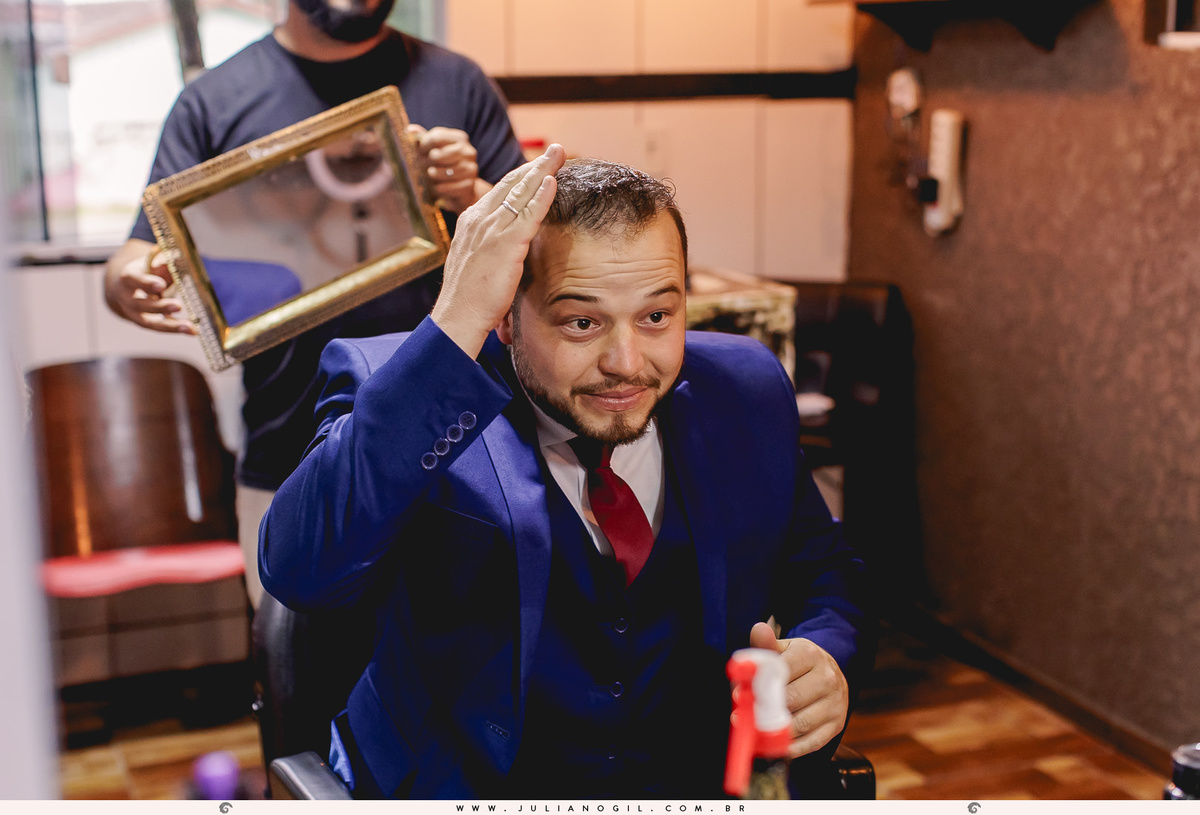 Making of noivo Irinelson Calgaro barbearia sinuca rebouças paraná irati casamento paróquia senhor bom jesus família pai irmão terno gravata fotógrafo Juliano Gil fotografia de casamento