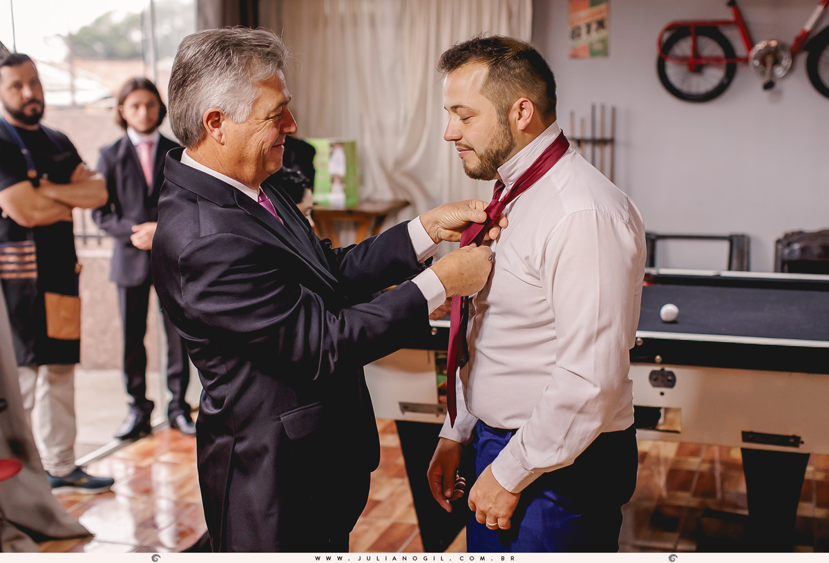 Making of noivo Irinelson Calgaro barbearia sinuca rebouças paraná casamento paróquia senhor bom jesus família pai irmão terno gravata fotógrafo Juliano Gil fotografia de casamento