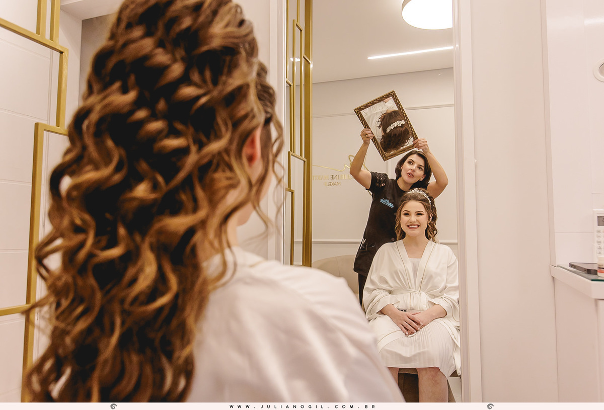 Making of noiva Mayara Raclitzki Kollaritsch casamento jaqueline martins make up fotógrafo Juliano Gil católico paróquia senhor bom jesus rebouças paraná irati vestido de noiva fotografia de casamento  maquiagem família buquê sapato coroa perfume