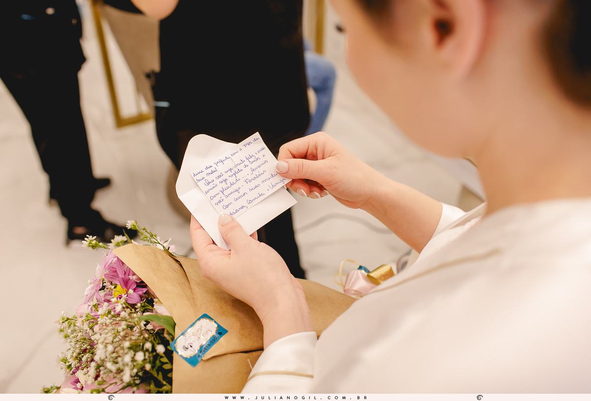 Making of noiva Mayara Raclitzki Kollaritsch casamento jaqueline martins make up fotógrafo Juliano Gil católico paróquia senhor bom jesus rebouças paraná irati vestido de noiva fotografia de casamento  maquiagem família buquê sapato coroa perfume