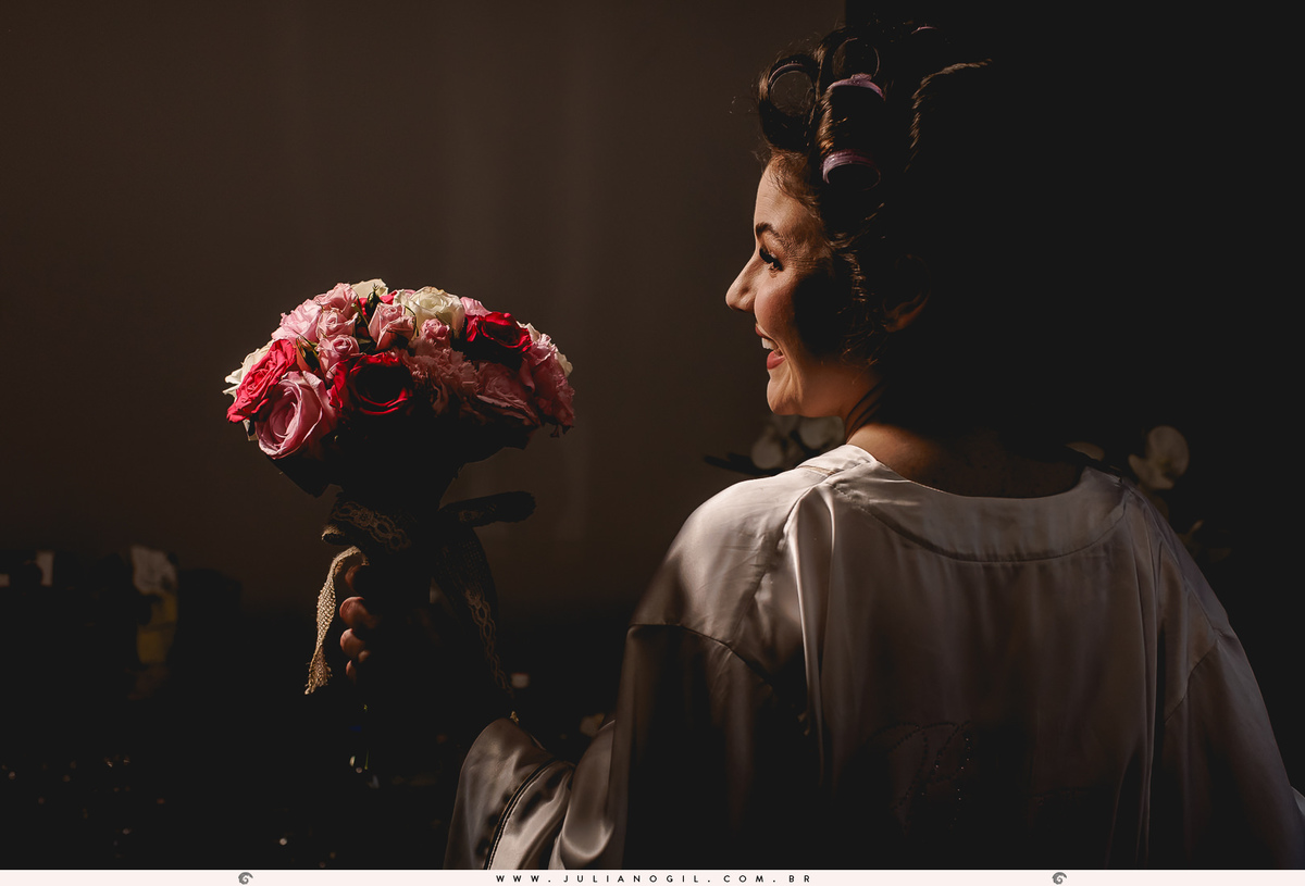 Making of noiva Mayara Raclitzki Kollaritsch casamento jaqueline martins make up fotógrafo Juliano Gil católico paróquia senhor bom jesus rebouças paraná irati vestido de noiva fotografia de casamento  maquiagem família buquê sapato coroa perfume