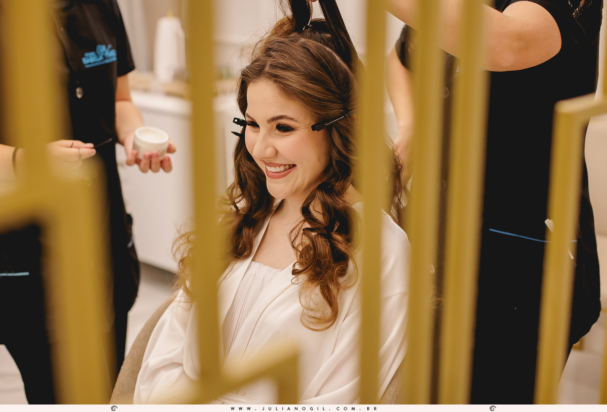 Making of noiva Mayara Raclitzki Kollaritsch casamento jaqueline martins make up fotógrafo Juliano Gil católico paróquia senhor bom jesus rebouças paraná irati vestido de noiva fotografia de casamento  maquiagem família buquê sapato coroa perfume
