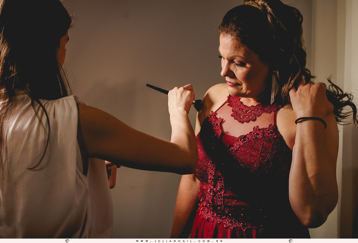 Making of noiva Mayara Raclitzki Kollaritsch casamento jaqueline martins make up fotógrafo Juliano Gil católico paróquia senhor bom jesus rebouças paraná irati vestido de noiva fotografia de casamento  maquiagem família buquê sapato coroa perfume