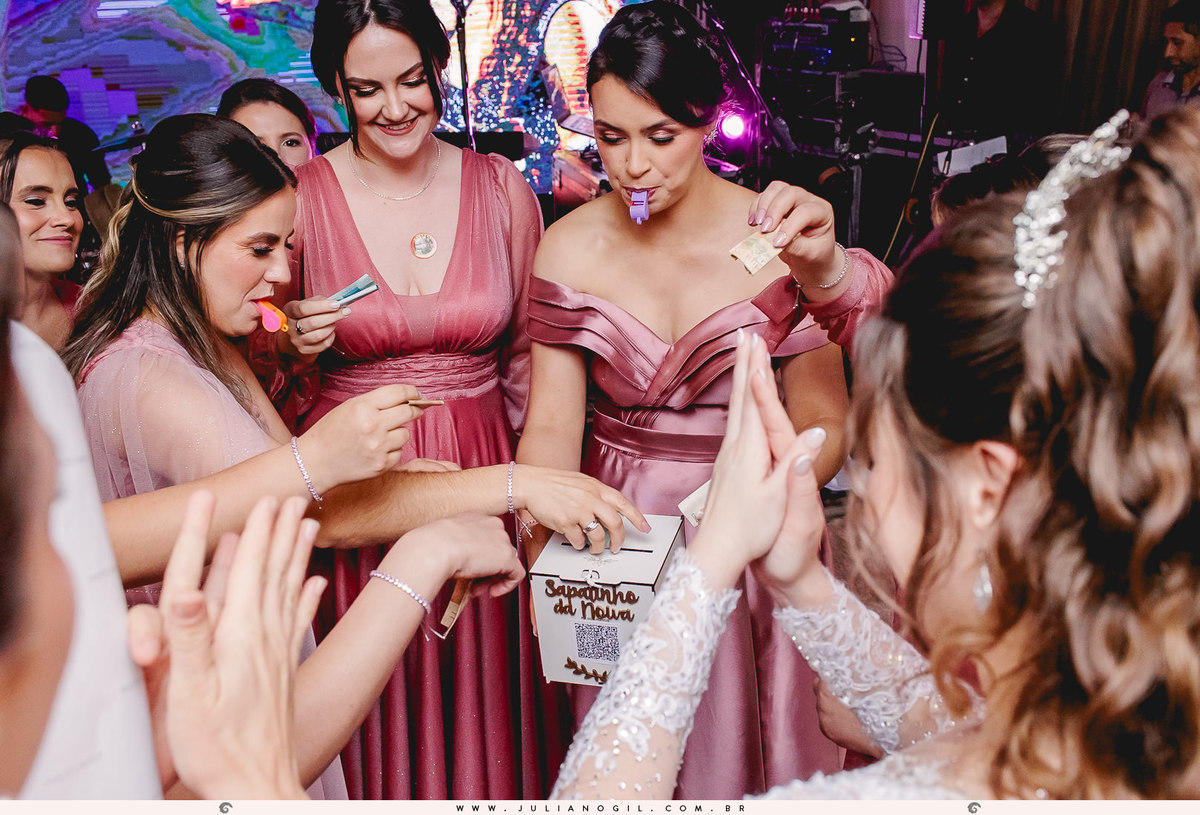 Recepção de casamento Mayara Raclitzki Kollaritsch e Irinelson Calgaro paróquia senhor bom jesus rebouças paraná irati italiano eventos fotógrafo juliano gil cerimonial essencial vestido de noiva terno noivo igreja buquê padrinhos madrinhas