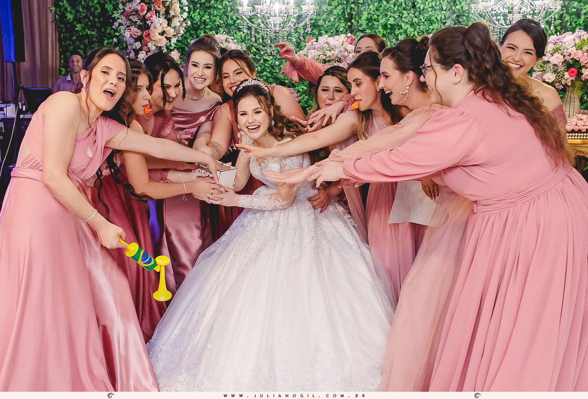 Recepção de casamento Mayara Raclitzki Kollaritsch e Irinelson Calgaro paróquia senhor bom jesus rebouças paraná irati italiano eventos fotógrafo juliano gil cerimonial essencial vestido de noiva terno noivo igreja buquê padrinhos madrinhas
