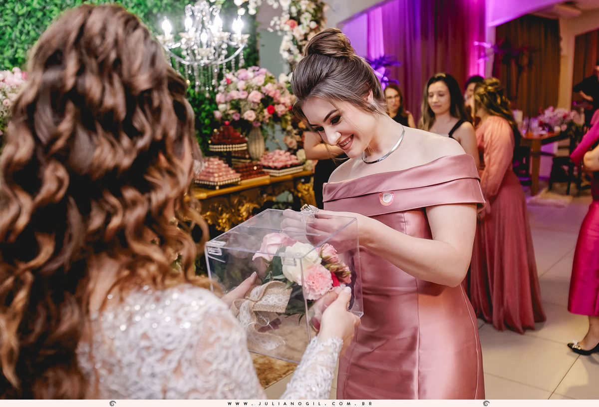 Recepção de casamento Mayara Raclitzki Kollaritsch e Irinelson Calgaro paróquia senhor bom jesus rebouças paraná irati italiano eventos fotógrafo juliano gil cerimonial essencial vestido de noiva terno noivo igreja buquê padrinhos madrinhas