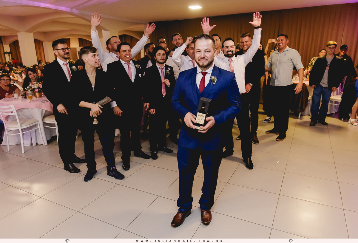 Recepção de casamento Mayara Raclitzki Kollaritsch e Irinelson Calgaro paróquia senhor bom jesus rebouças paraná irati italiano eventos fotógrafo juliano gil cerimonial essencial vestido de noiva terno noivo igreja buquê padrinhos madrinhas