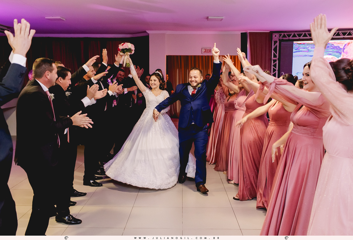 Recepção de casamento Mayara Raclitzki Kollaritsch e Irinelson Calgaro paróquia senhor bom jesus rebouças paraná irati italiano eventos fotógrafo juliano gil cerimonial essencial vestido de noiva terno noivo igreja buquê padrinhos madrinhas