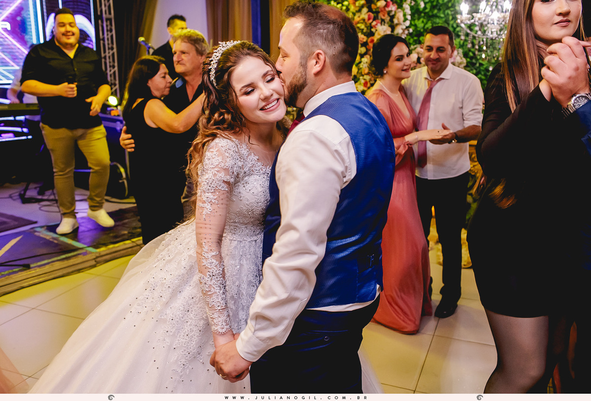 Recepção de casamento Mayara Raclitzki Kollaritsch e Irinelson Calgaro paróquia senhor bom jesus rebouças paraná irati italiano eventos fotógrafo juliano gil cerimonial essencial vestido de noiva terno noivo igreja buquê padrinhos madrinhas