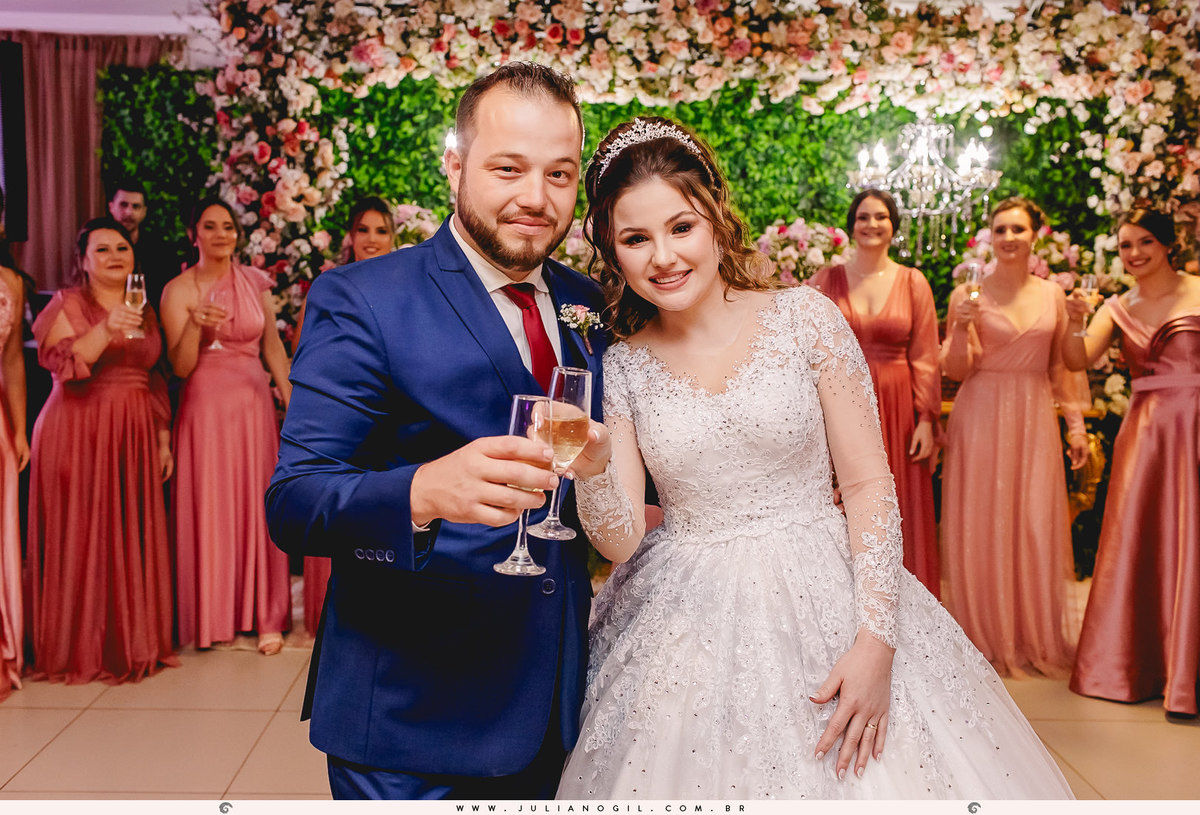 Recepção de casamento Mayara Raclitzki Kollaritsch e Irinelson Calgaro paróquia senhor bom jesus rebouças paraná irati italiano eventos fotógrafo juliano gil cerimonial essencial vestido de noiva terno noivo igreja buquê padrinhos madrinhas