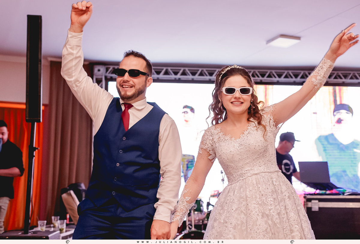 Recepção de casamento Mayara Raclitzki Kollaritsch e Irinelson Calgaro paróquia senhor bom jesus rebouças paraná irati italiano eventos fotógrafo juliano gil cerimonial essencial vestido de noiva terno noivo igreja buquê padrinhos madrinhas