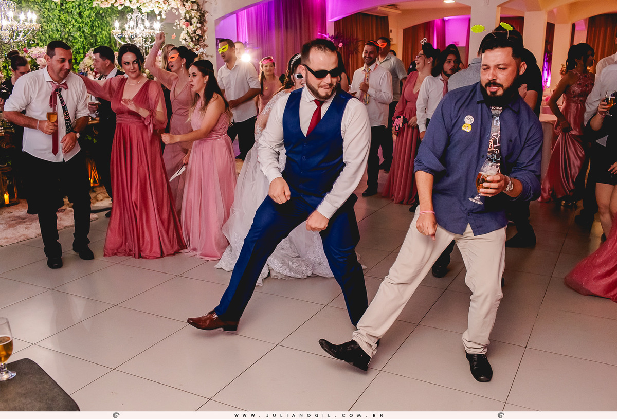 Recepção de casamento Mayara Raclitzki Kollaritsch e Irinelson Calgaro paróquia senhor bom jesus rebouças paraná irati italiano eventos fotógrafo juliano gil cerimonial essencial vestido de noiva terno noivo igreja buquê padrinhos madrinhas