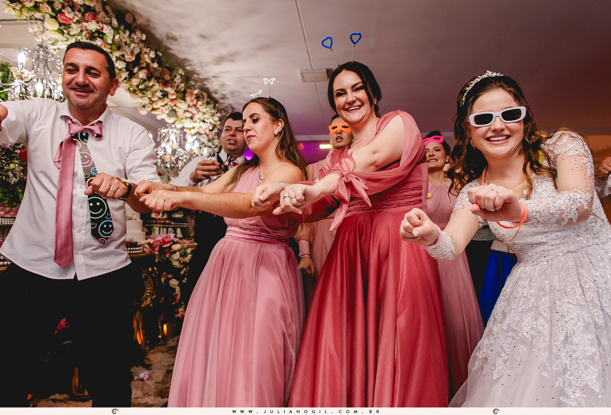 Recepção de casamento Mayara Raclitzki Kollaritsch e Irinelson Calgaro paróquia senhor bom jesus rebouças paraná irati italiano eventos fotógrafo juliano gil cerimonial essencial vestido de noiva terno noivo igreja buquê padrinhos madrinhas