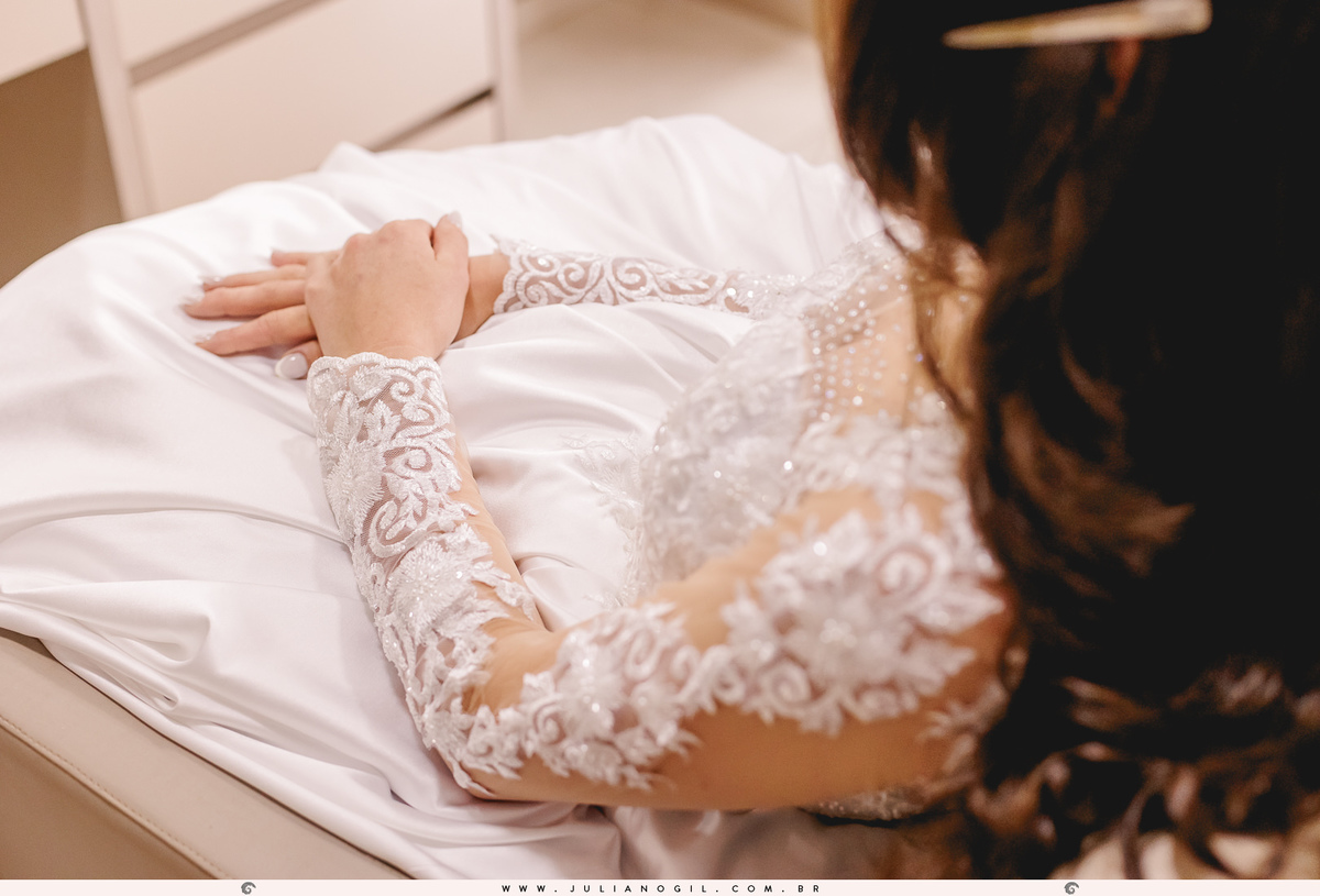 making of da noiva Lilian Tondelo tay muchau prudentópolis paraná vestido de novia fotógrafo juliano gil casamento ponte alta santuário nossa senhora das graças bota country rústico crioulo batista maquiagem terno barbearia gravata festa de interior