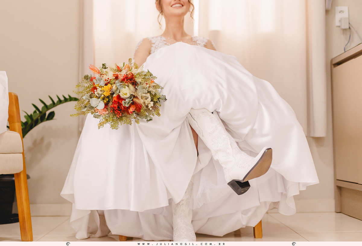 making of da noiva Lilian Tondelo tay muchau prudentópolis paraná vestido de novia fotógrafo juliano gil casamento ponte alta santuário nossa senhora das graças bota country rústico crioulo batista maquiagem terno barbearia gravata festa de interior