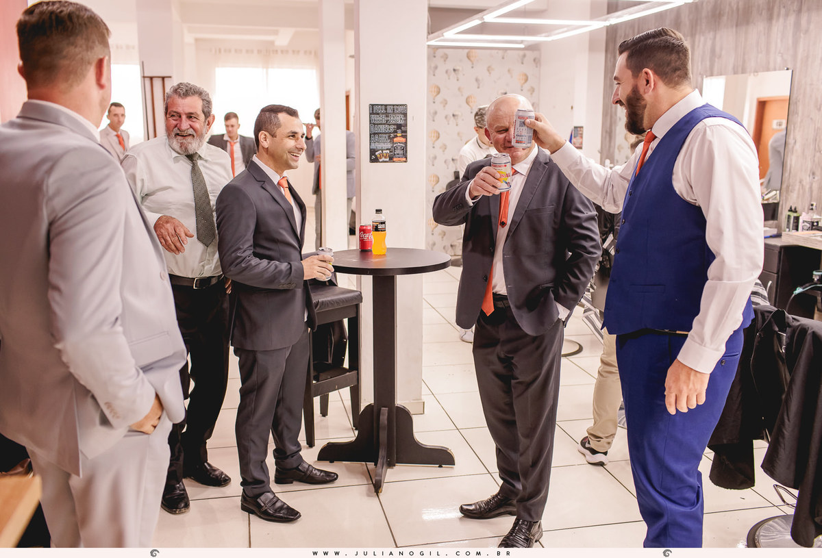 making of do noivo Paulo Neves prudentópolis paraná vestido de novia fotógrafo juliano gil casamento ponte alta santuário nossa senhora das graças bota country rústico crioulo batista maquiagem terno barbearia gravata festa de interior