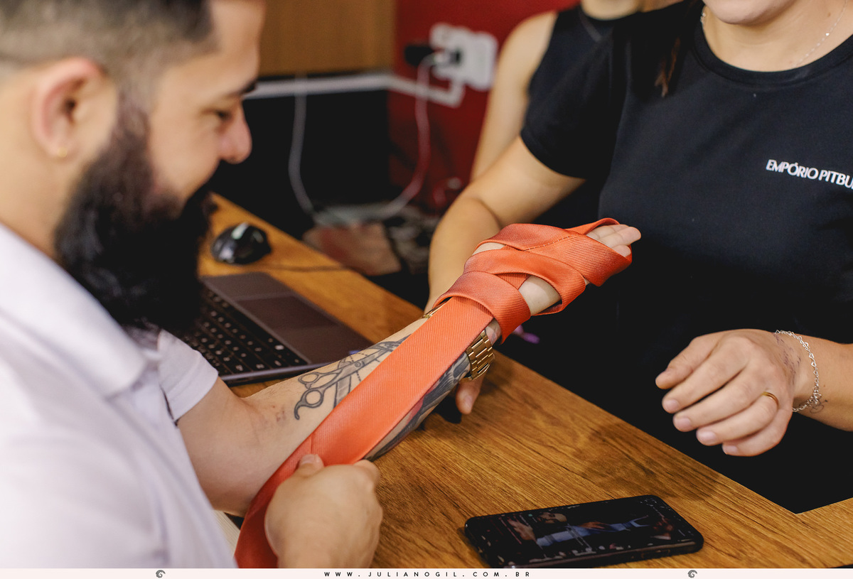 making of do noivo Paulo Neves prudentópolis paraná vestido de novia fotógrafo juliano gil casamento ponte alta santuário nossa senhora das graças bota country rústico crioulo batista maquiagem terno barbearia gravata festa de interior