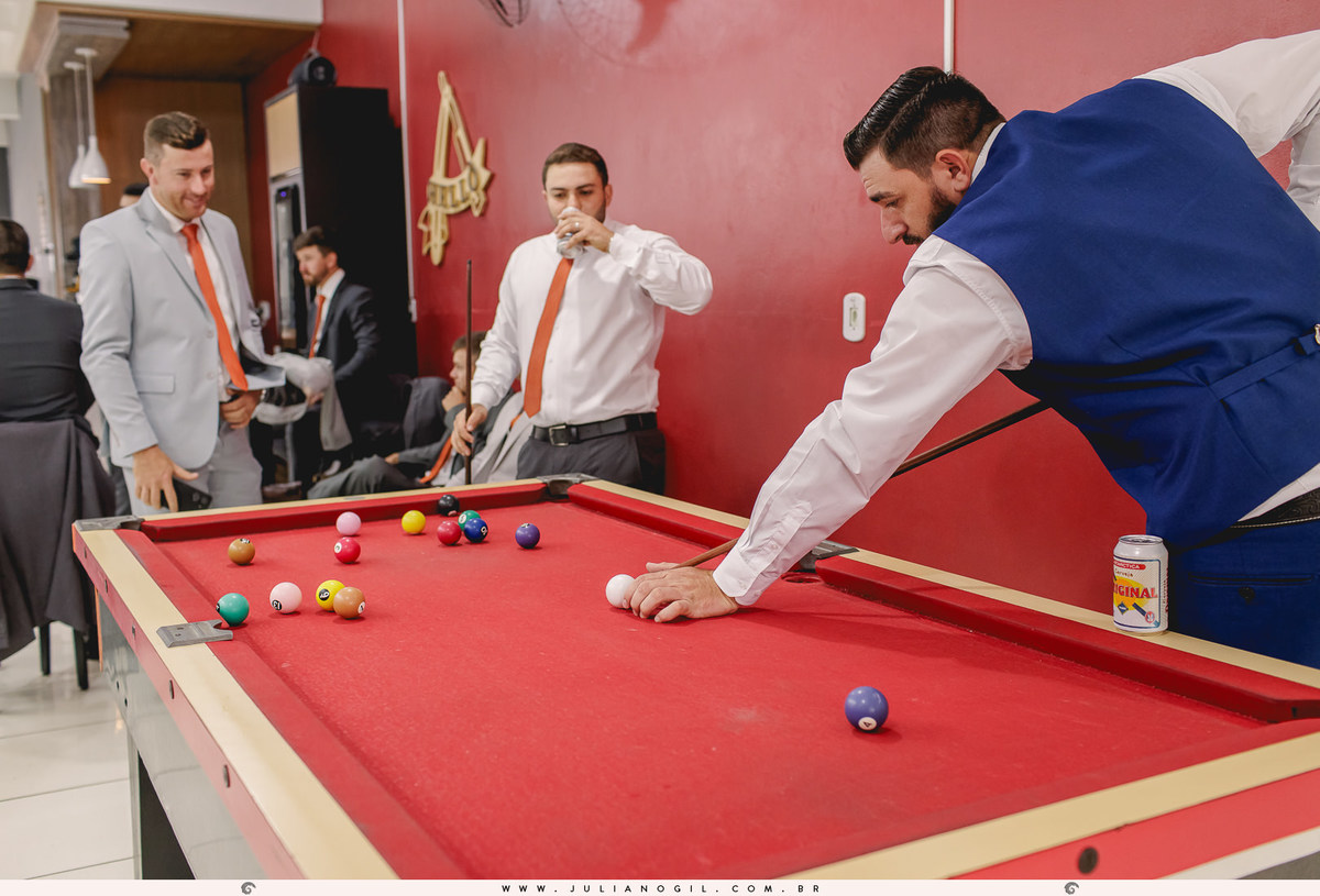 making of do noivo Paulo Neves prudentópolis paraná vestido de novia fotógrafo juliano gil casamento ponte alta santuário nossa senhora das graças bota country rústico crioulo batista maquiagem terno barbearia gravata festa de interior