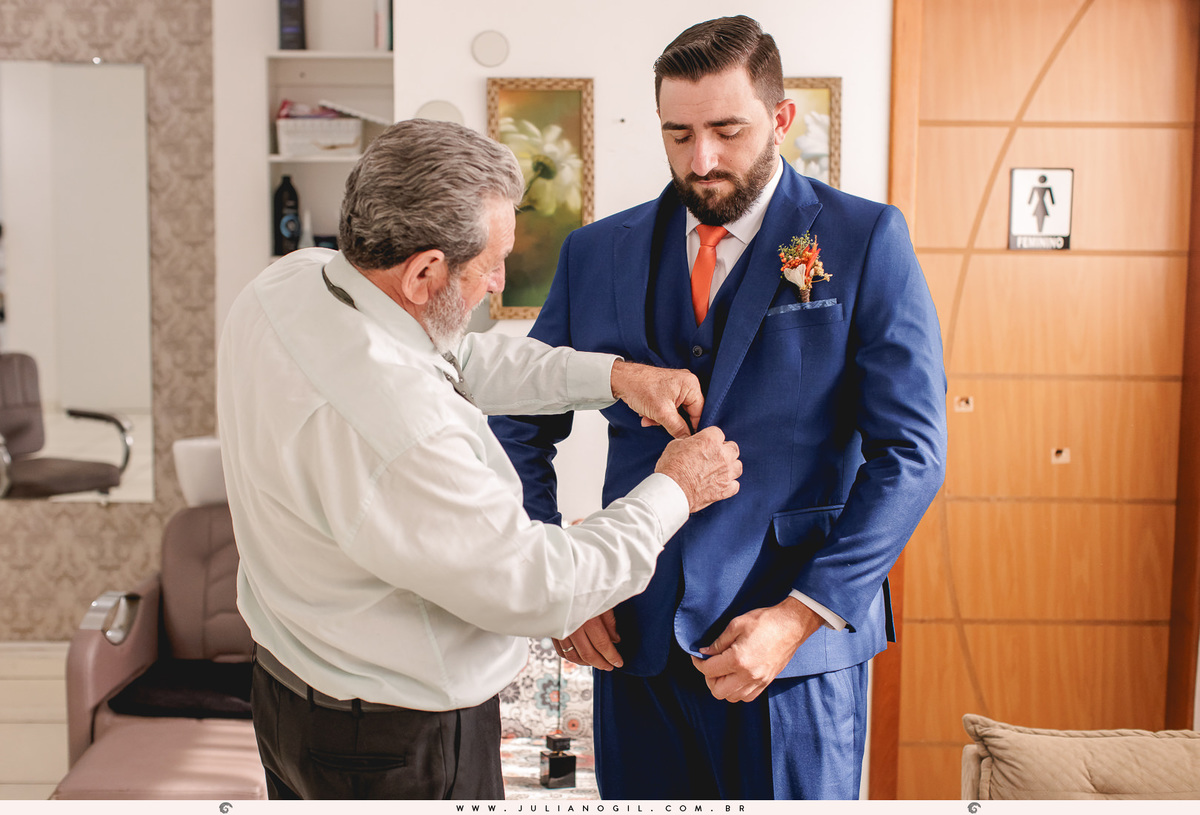 making of do noivo Paulo Neves prudentópolis paraná vestido de novia fotógrafo juliano gil casamento ponte alta santuário nossa senhora das graças bota country rústico crioulo batista maquiagem terno barbearia gravata festa de interior