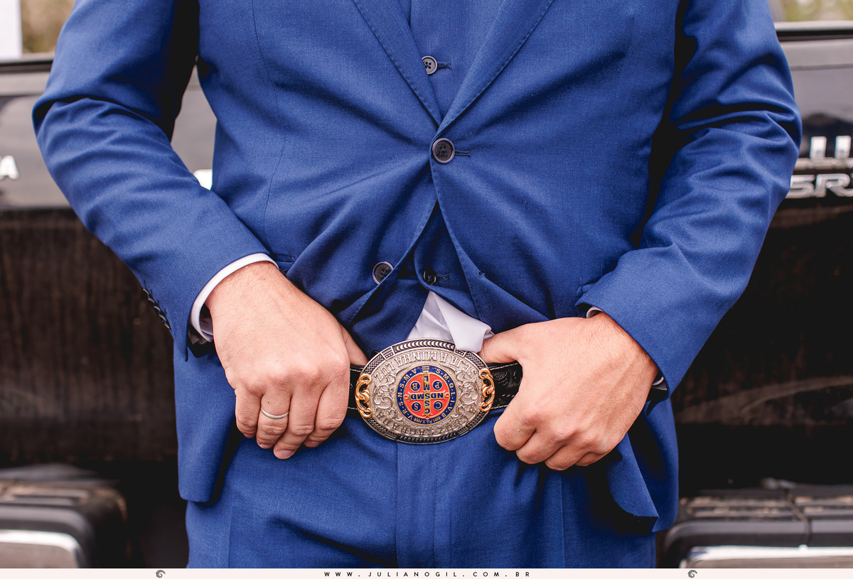 making of do noivo Paulo Neves prudentópolis paraná vestido de novia fotógrafo juliano gil casamento ponte alta santuário nossa senhora das graças bota country rústico crioulo batista maquiagem terno barbearia gravata festa de interior