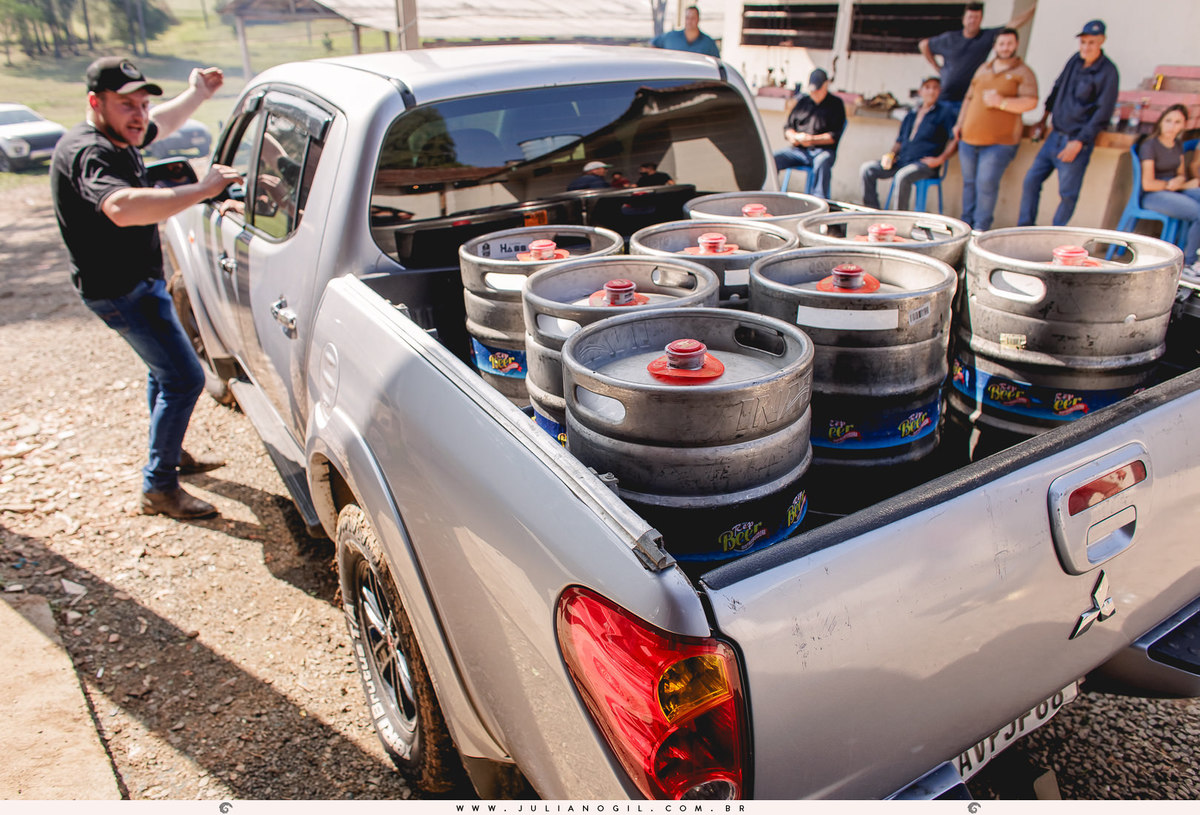 Recepção de casamento Lilian Tondello e Paulo Neves prudentópolis paraná vestido de novia fotógrafo juliano gil casamento ponte alta santuário nossa senhora das graças bota country rústico crioulo batista terno barbearia gravata costela de chão