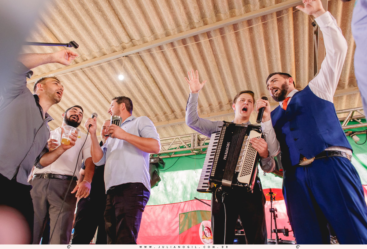 Recepção de casamento Lilian Tondello e Paulo Neves prudentópolis paraná vestido de novia fotógrafo juliano gil casamento ponte alta santuário nossa senhora das graças bota country rústico crioulo batista terno barbearia gravata costela de chão