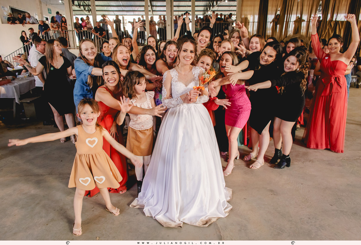 Recepção de casamento Lilian Tondello e Paulo Neves prudentópolis paraná vestido de novia fotógrafo juliano gil casamento ponte alta santuário nossa senhora das graças bota country rústico crioulo batista terno barbearia gravata costela de chão