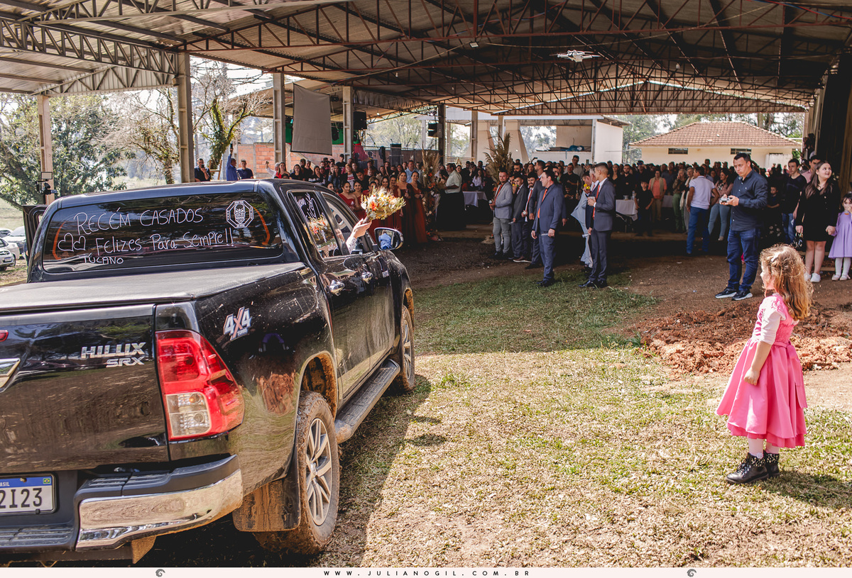 Recepção de casamento Lilian Tondello e Paulo Neves prudentópolis paraná vestido de novia fotógrafo juliano gil casamento ponte alta santuário nossa senhora das graças bota country rústico crioulo batista terno barbearia gravata costela de chão