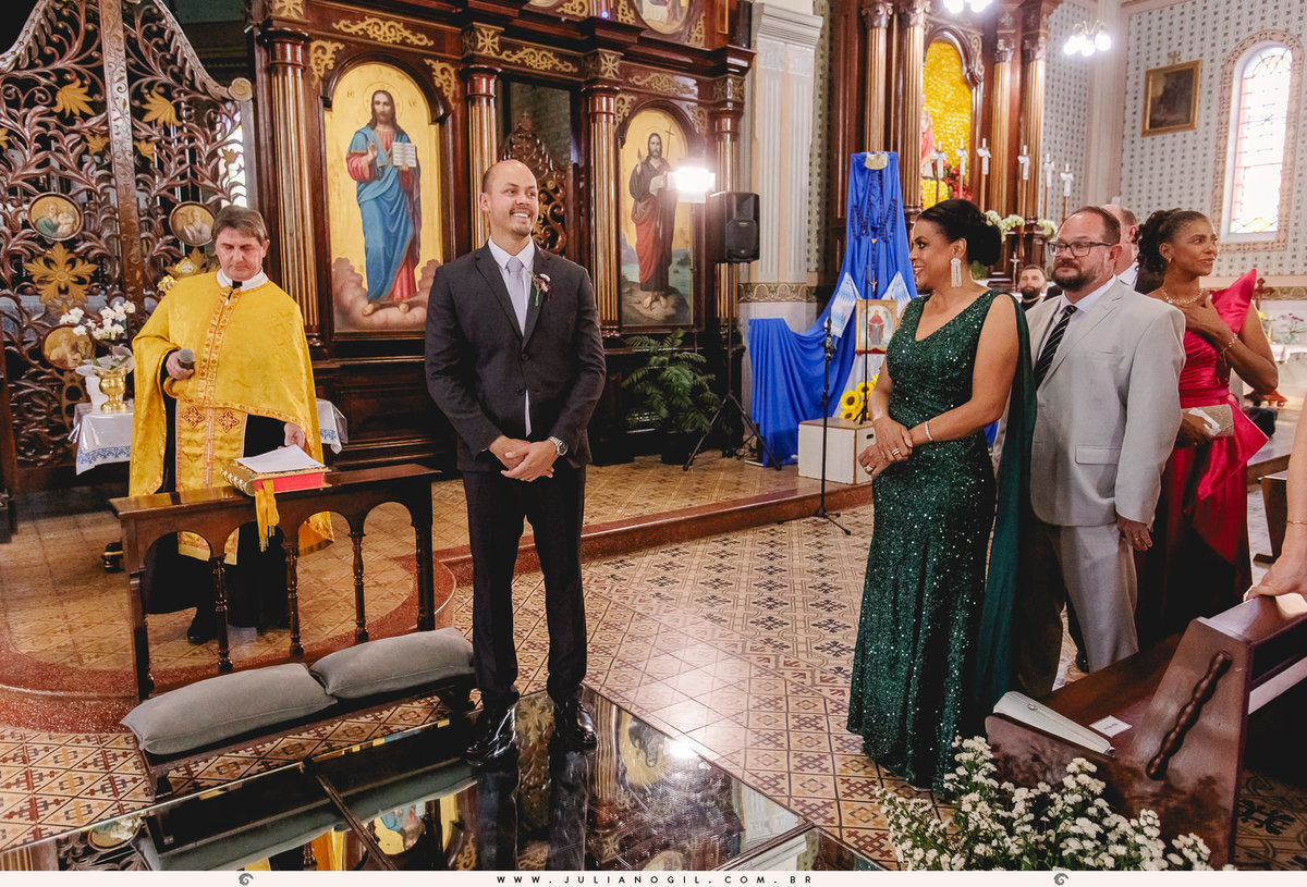 Cerimônia de Casamento Maiara Lupepsa e Renan Baran salão vip fotógrafo juliano gil prudentópolis paraná paróquia são josafat irati fotografia de casamento noiva vestido sapato coroa convites decoração madrinhas padrinhos noivo buquê maquiagem 
