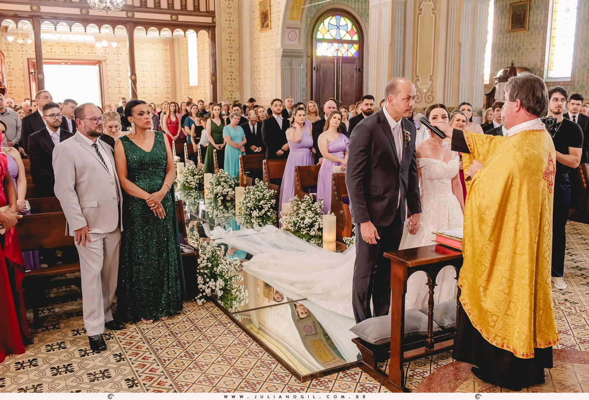 Cerimônia de Casamento Maiara Lupepsa e Renan Baran salão vip fotógrafo juliano gil prudentópolis paraná paróquia são josafat irati fotografia de casamento noiva vestido sapato coroa convites decoração madrinhas padrinhos noivo buquê maquiagem 