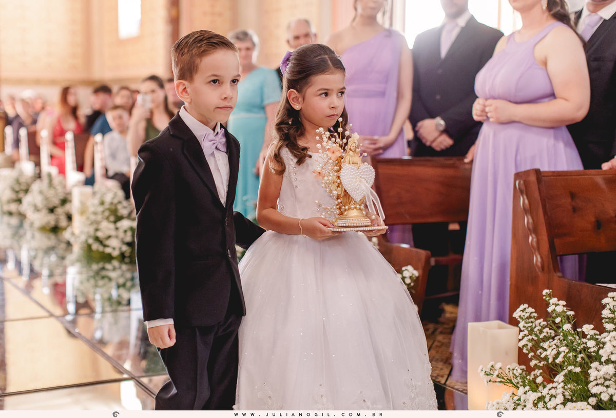 Cerimônia de Casamento Maiara Lupepsa e Renan Baran salão vip fotógrafo juliano gil prudentópolis paraná paróquia são josafat irati fotografia de casamento noiva vestido sapato coroa convites decoração madrinhas padrinhos noivo buquê maquiagem 