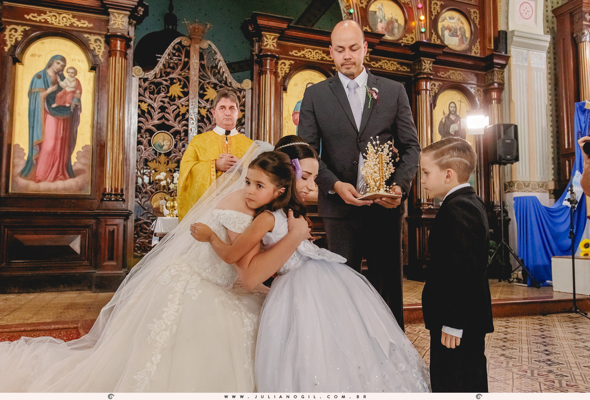 Cerimônia de Casamento Maiara Lupepsa e Renan Baran salão vip fotógrafo juliano gil prudentópolis paraná paróquia são josafat irati fotografia de casamento noiva vestido sapato coroa convites decoração madrinhas padrinhos noivo buquê maquiagem 