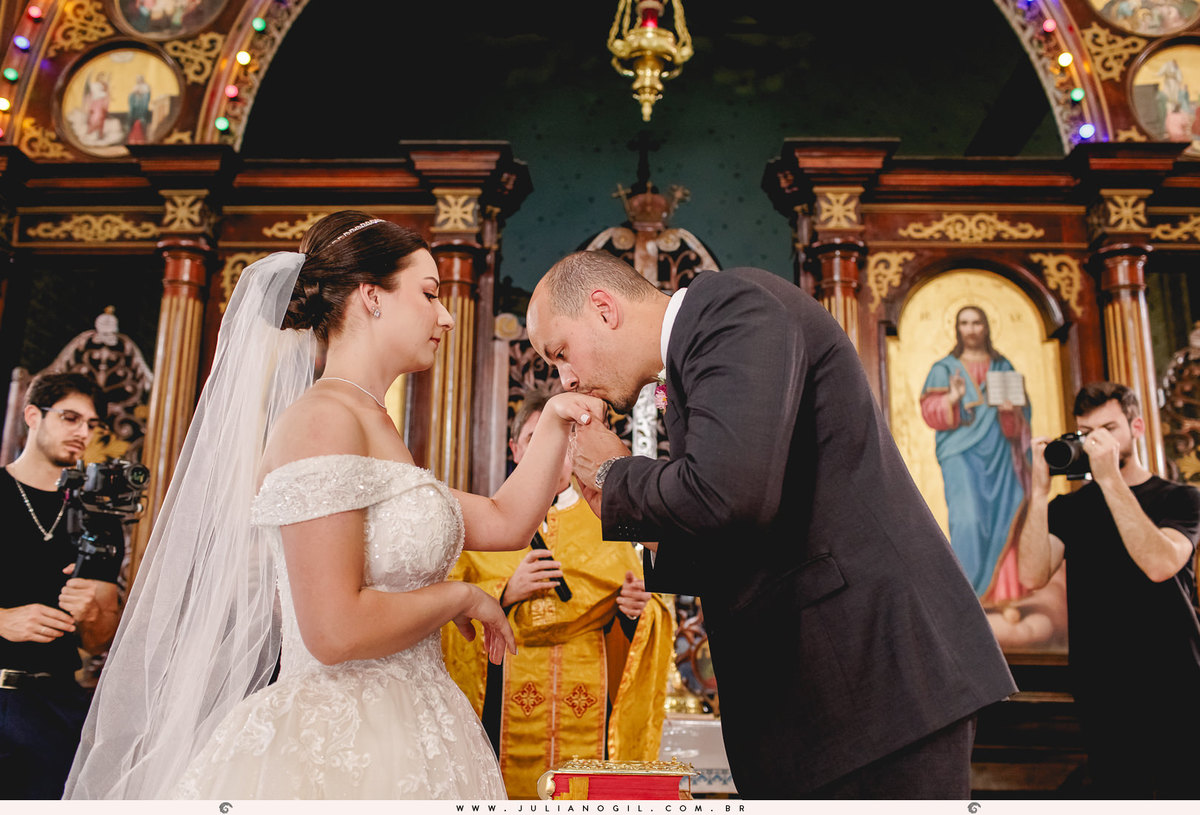 Cerimônia de Casamento Maiara Lupepsa e Renan Baran salão vip fotógrafo juliano gil prudentópolis paraná paróquia são josafat irati fotografia de casamento noiva vestido sapato coroa convites decoração madrinhas padrinhos noivo buquê maquiagem 