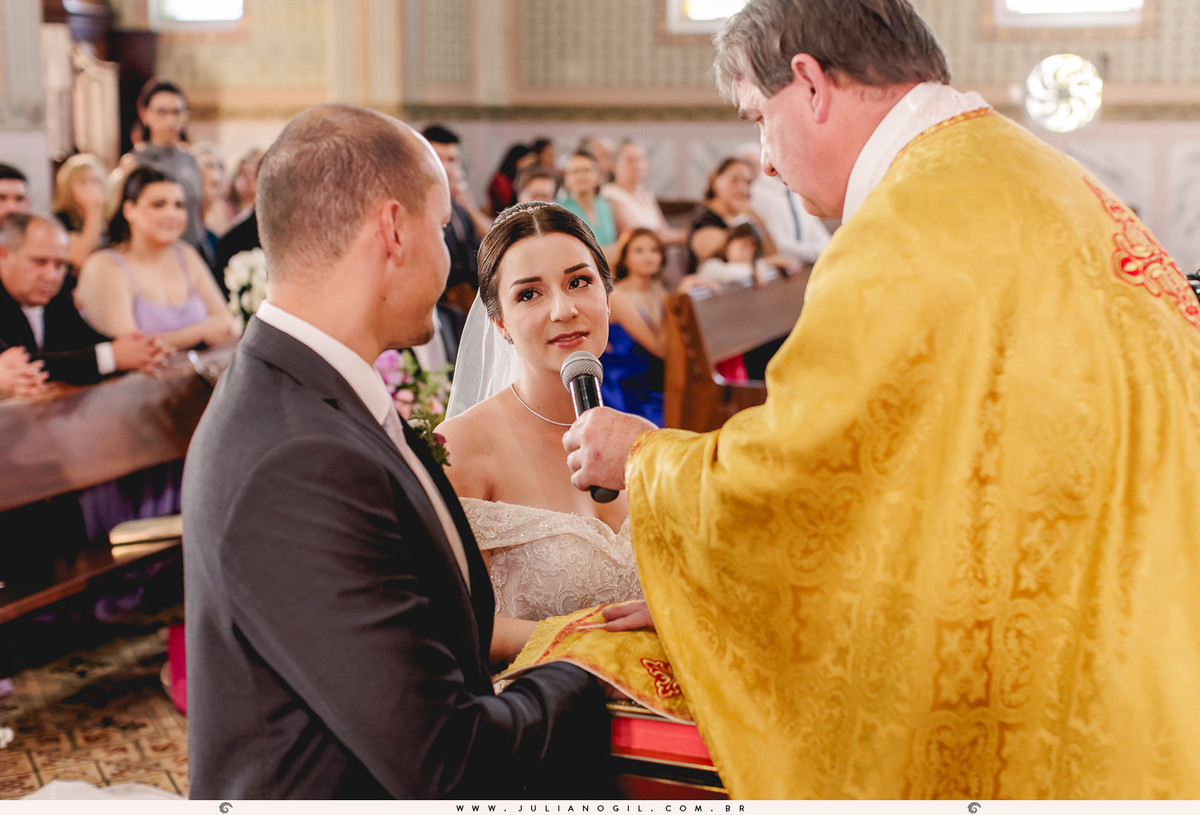 Cerimônia de Casamento Maiara Lupepsa e Renan Baran salão vip fotógrafo juliano gil prudentópolis paraná paróquia são josafat irati fotografia de casamento noiva vestido sapato coroa convites decoração madrinhas padrinhos noivo buquê maquiagem 