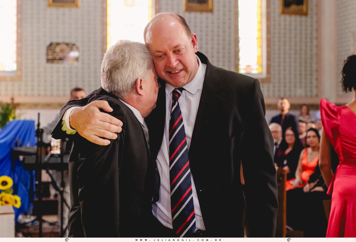 Cerimônia de Casamento Maiara Lupepsa e Renan Baran salão vip fotógrafo juliano gil prudentópolis paraná paróquia são josafat irati fotografia de casamento noiva vestido sapato coroa convites decoração madrinhas padrinhos noivo buquê maquiagem 