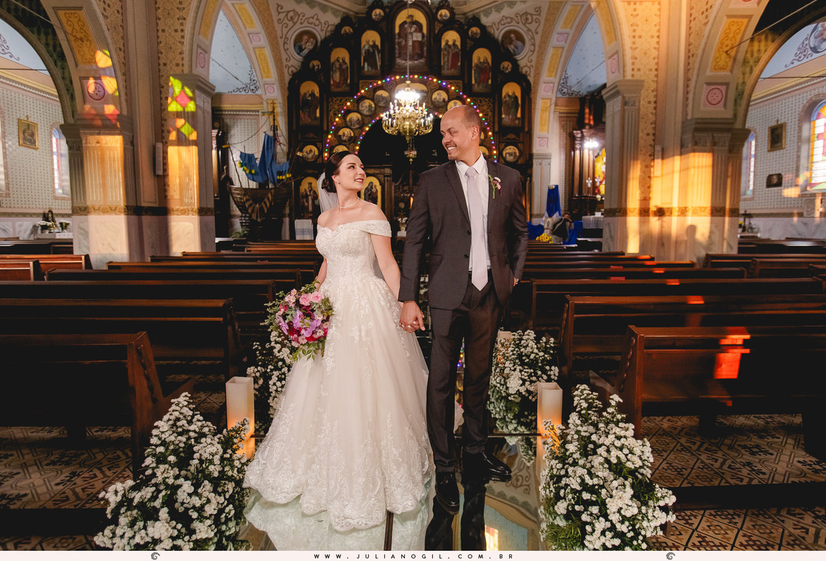 Cerimônia de Casamento Maiara Lupepsa e Renan Baran salão vip fotógrafo juliano gil prudentópolis paraná paróquia são josafat irati fotografia de casamento noiva vestido sapato coroa convites decoração madrinhas padrinhos noivo buquê maquiagem 