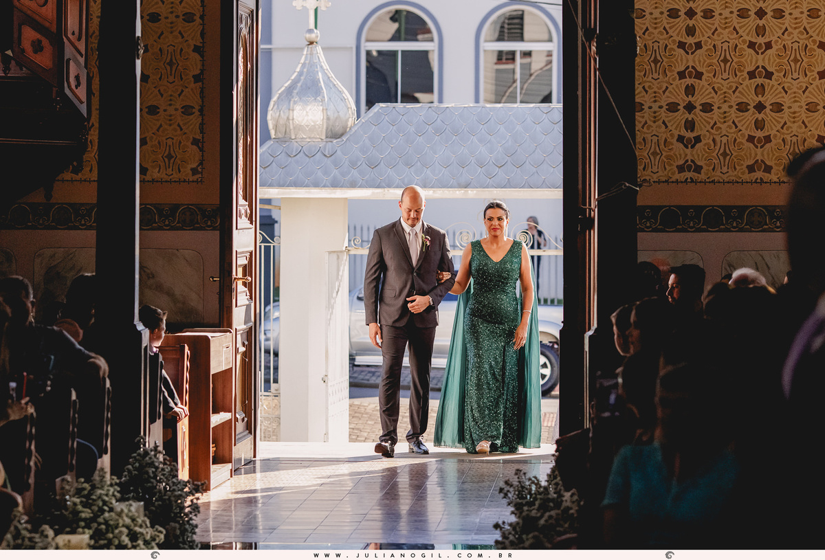 Cerimônia de Casamento Maiara Lupepsa e Renan Baran salão vip fotógrafo juliano gil prudentópolis paraná paróquia são josafat irati fotografia de casamento noiva vestido sapato coroa convites decoração madrinhas padrinhos noivo buquê maquiagem 