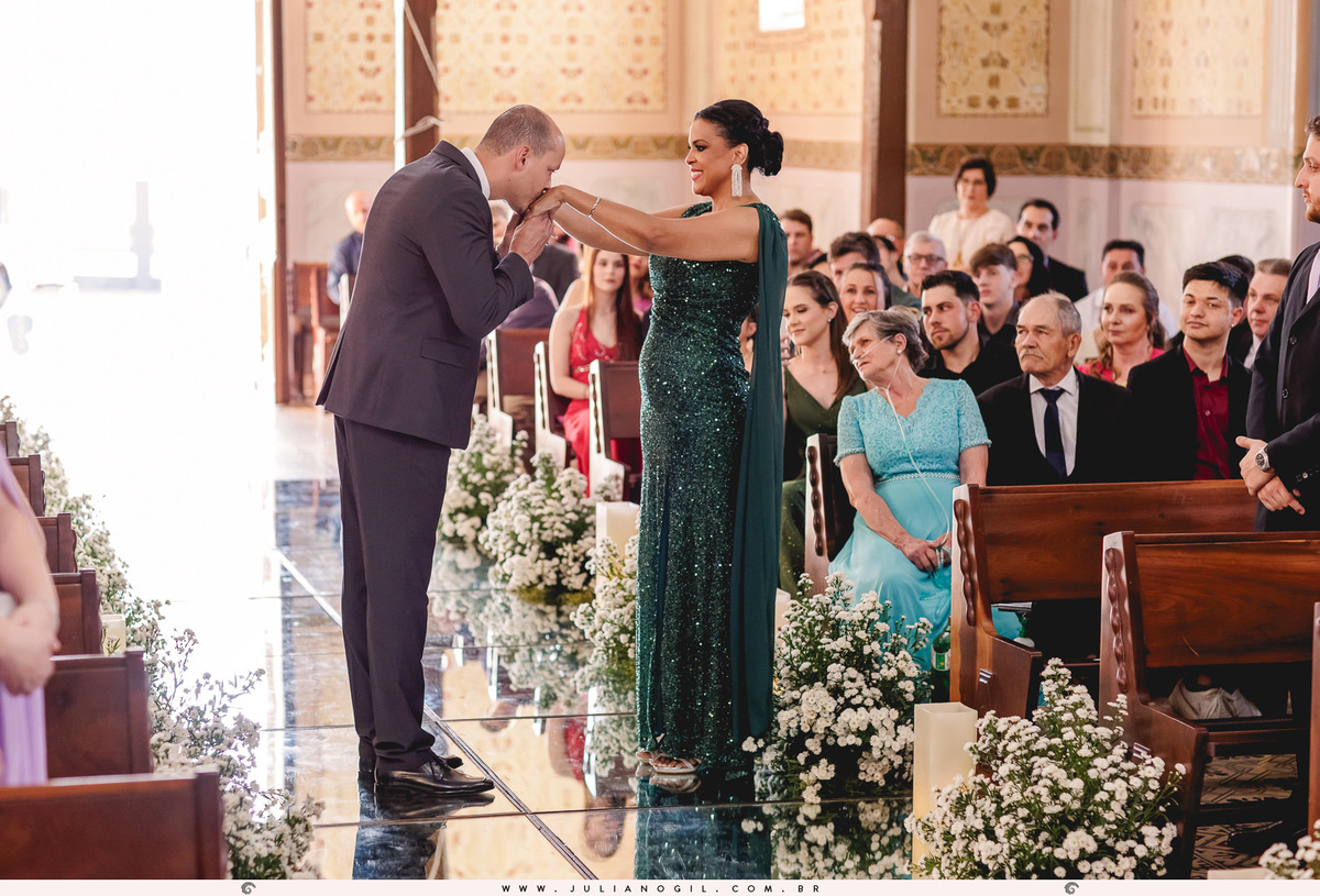 Cerimônia de Casamento Maiara Lupepsa e Renan Baran salão vip fotógrafo juliano gil prudentópolis paraná paróquia são josafat irati fotografia de casamento noiva vestido sapato coroa convites decoração madrinhas padrinhos noivo buquê maquiagem 