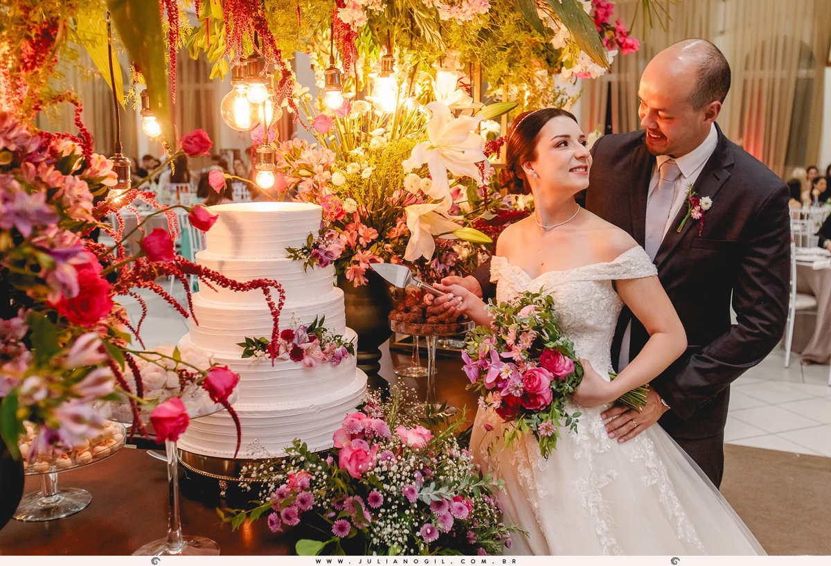 Recepção casamento Maiara Lupepsa e Renan Baran fotógrafo juliano gil prudentópolis paraná paróquia são josafat irati fotografia de casamento noiva decoração madrinhas padrinhos eduardo krezanoski banda interprise gravata sapato show banda vesselka dança