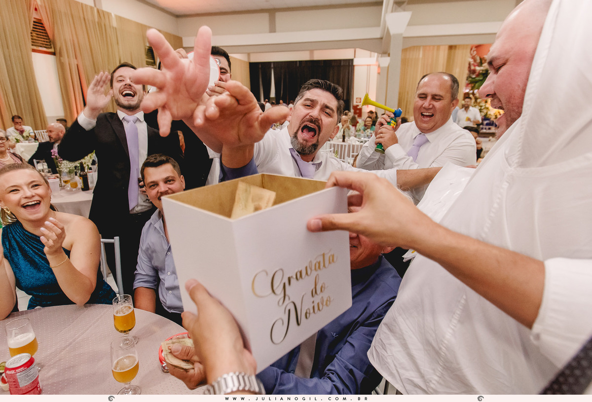 Recepção casamento Maiara Lupepsa e Renan Baran fotógrafo juliano gil prudentópolis paraná paróquia são josafat irati fotografia de casamento noiva decoração madrinhas padrinhos eduardo krezanoski banda interprise gravata sapato show banda vesselka dança