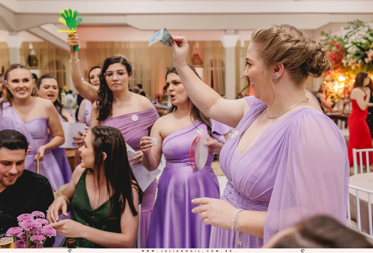 Recepção casamento Maiara Lupepsa e Renan Baran fotógrafo juliano gil prudentópolis paraná paróquia são josafat irati fotografia de casamento noiva decoração madrinhas padrinhos eduardo krezanoski banda interprise gravata sapato show banda vesselka dança