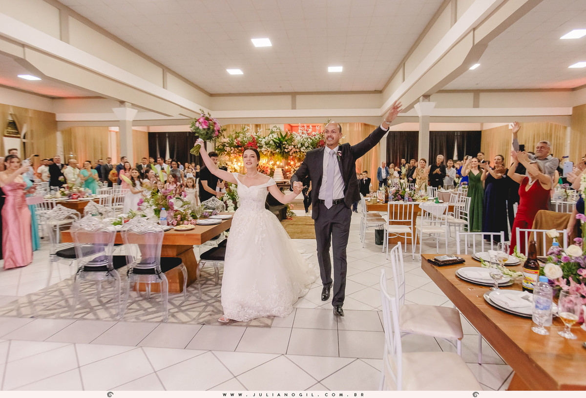 Recepção casamento Maiara Lupepsa e Renan Baran fotógrafo juliano gil prudentópolis paraná paróquia são josafat irati fotografia de casamento noiva decoração madrinhas padrinhos eduardo krezanoski banda interprise gravata sapato show banda vesselka dança