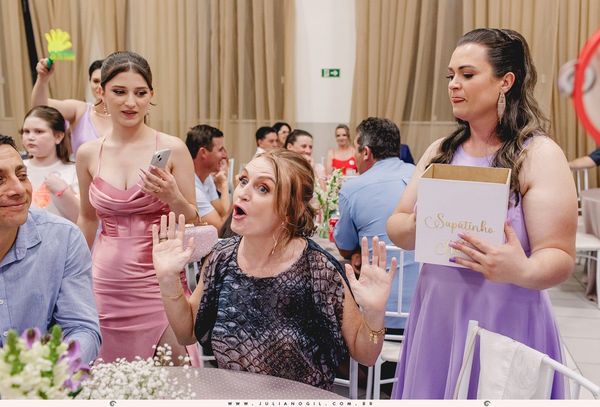 Recepção casamento Maiara Lupepsa e Renan Baran fotógrafo juliano gil prudentópolis paraná paróquia são josafat irati fotografia de casamento noiva decoração madrinhas padrinhos eduardo krezanoski banda interprise gravata sapato show banda vesselka dança