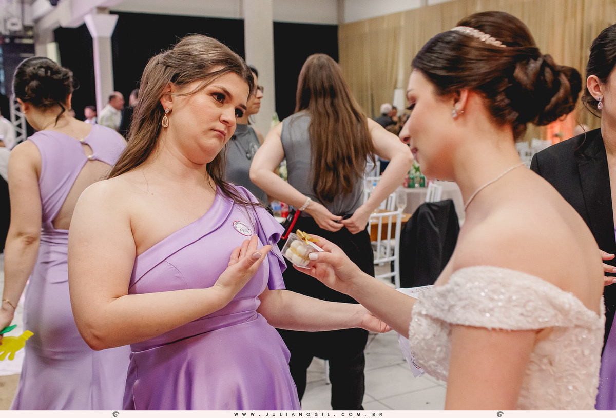 Recepção casamento Maiara Lupepsa e Renan Baran fotógrafo juliano gil prudentópolis paraná paróquia são josafat irati fotografia de casamento noiva decoração madrinhas padrinhos eduardo krezanoski banda interprise gravata sapato show banda vesselka dança