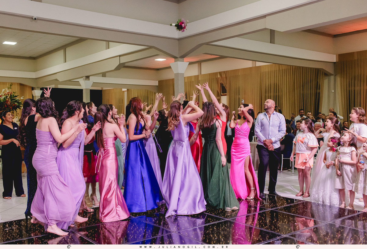 Recepção casamento Maiara Lupepsa e Renan Baran fotógrafo juliano gil prudentópolis paraná paróquia são josafat irati fotografia de casamento noiva decoração madrinhas padrinhos eduardo krezanoski banda interprise gravata sapato show banda vesselka dança