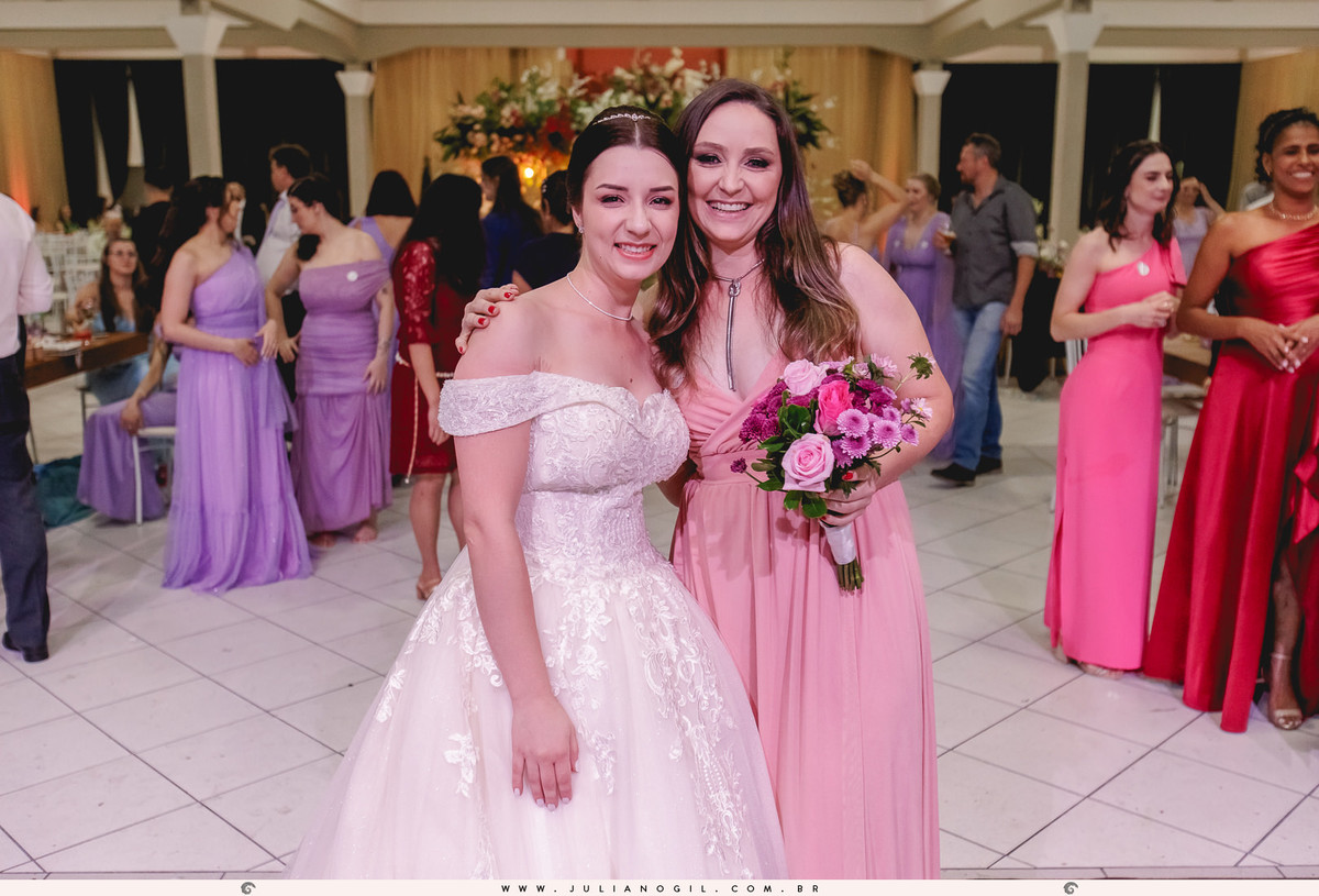 Recepção casamento Maiara Lupepsa e Renan Baran fotógrafo juliano gil prudentópolis paraná paróquia são josafat irati fotografia de casamento noiva decoração madrinhas padrinhos eduardo krezanoski banda interprise gravata sapato show banda vesselka dança