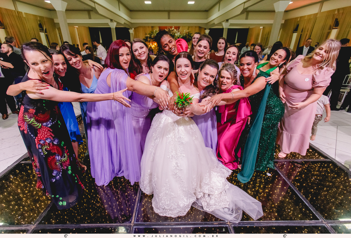 Recepção casamento Maiara Lupepsa e Renan Baran fotógrafo juliano gil prudentópolis paraná paróquia são josafat irati fotografia de casamento noiva decoração madrinhas padrinhos eduardo krezanoski banda interprise gravata sapato show banda vesselka dança