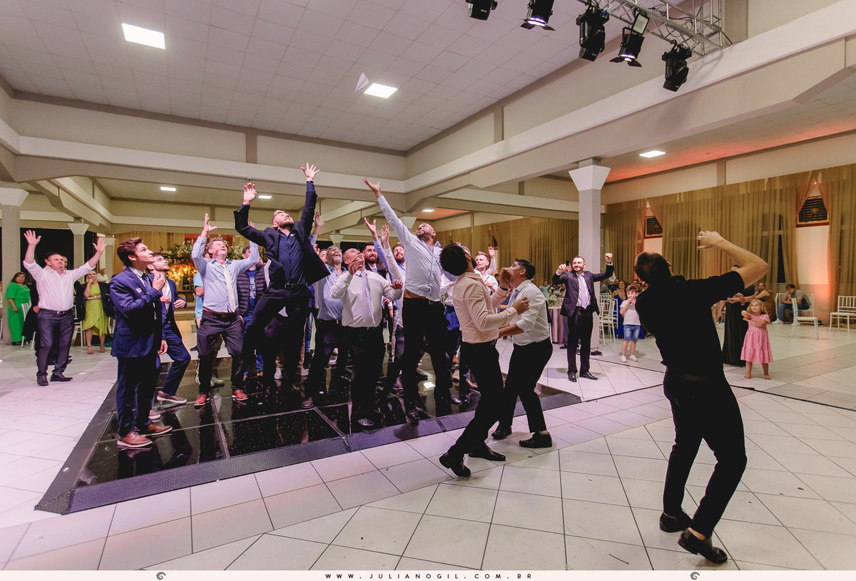 Recepção casamento Maiara Lupepsa e Renan Baran fotógrafo juliano gil prudentópolis paraná paróquia são josafat irati fotografia de casamento noiva decoração madrinhas padrinhos eduardo krezanoski banda interprise gravata sapato show banda vesselka dança