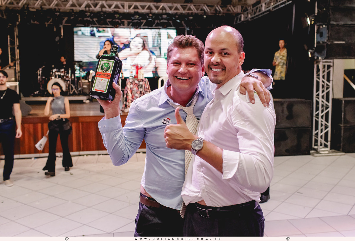 Recepção casamento Maiara Lupepsa e Renan Baran fotógrafo juliano gil prudentópolis paraná paróquia são josafat irati fotografia de casamento noiva decoração madrinhas padrinhos eduardo krezanoski banda interprise gravata sapato show banda vesselka dança