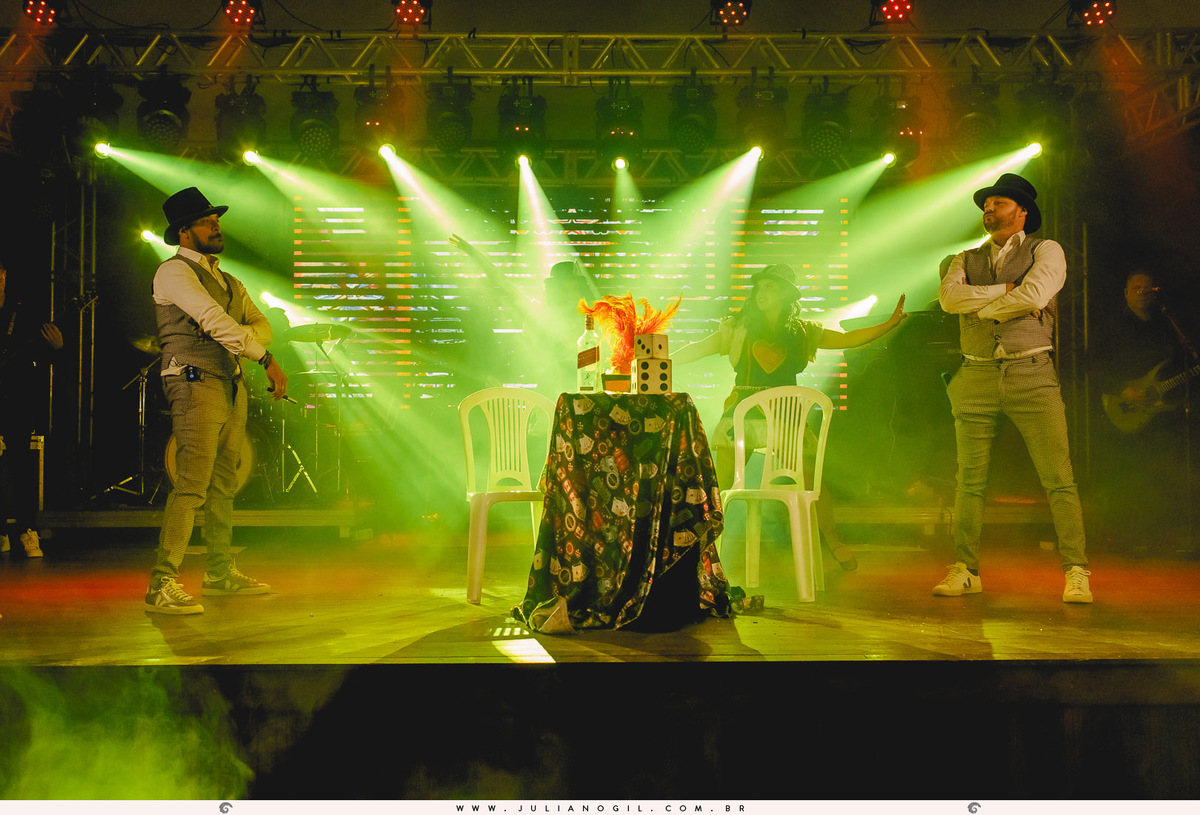 Recepção casamento Maiara Lupepsa e Renan Baran fotógrafo juliano gil prudentópolis paraná paróquia são josafat irati fotografia de casamento noiva decoração madrinhas padrinhos eduardo krezanoski banda interprise gravata sapato show banda vesselka dança